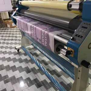 Gia công in decal trong cuộn có cán bóng/mờ giá rẻ, in nhanh