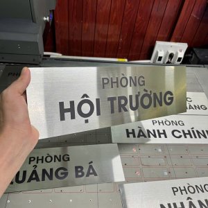 In bảng tên phòng hộ trường bằng inox giá rẻ, inh nhanh lấy ngay