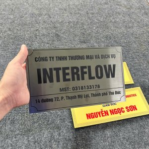 In bảng inox trắng xước làm biển hiệu dán trước công ty