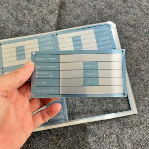 In tem nhôm chịu nhiệt gắn máy móc thiết bị tại TP HCM