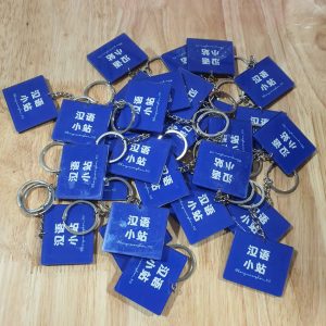 In móc khóa Mica tại Hà nội, in 02 mặt bao gồm khoen treo