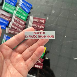 In thẻ tên nhân viên bằng kim loại giá xưởng hàn quai gài