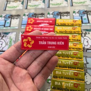 In biển tên nhân viên đeo áo giá xưởng tại Hà Nội và TP Hồ Chí Minh