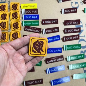 In huy hiệu kim loại gắn kim gài giá xưởng