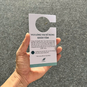 In thẻ treo cửa bảng nhựa PVC in nhanh giá gốc tận xưởng