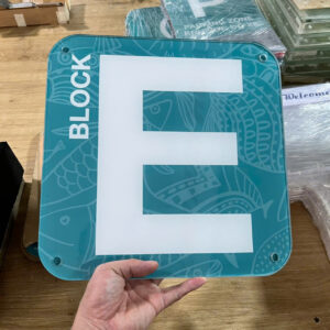 In bảng mica làm bảng thông tin cho tòa nhà giá xưởng