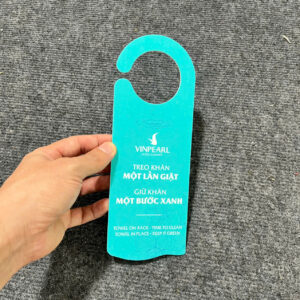 In tag treo cửa phòng - Thẻ nhựa treo của phòng giá xưởng